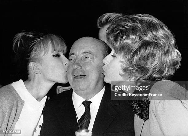 Les comediennes francaises Suzy Delair et Dany Saval embrassent le realisateur Marcel Carne lors d'une reception au studio de cinema d'Epinay pour...