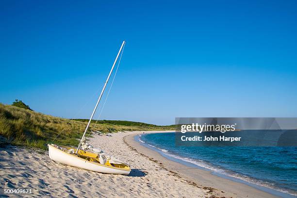 beach in the isles of scilly - islas sorlingas fotografías e imágenes de stock