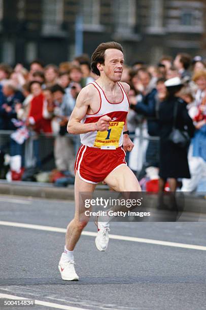 Charlie Spedding on his way to 2nd place in the 1985 London Marathon on April 21, 1985 in London, England.