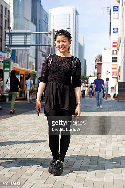 tokyo portrait - 若い女性一人 ストックフォトと画像