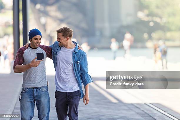 schulter an schulter mit meinem kumpel - indian men gay stock-fotos und bilder