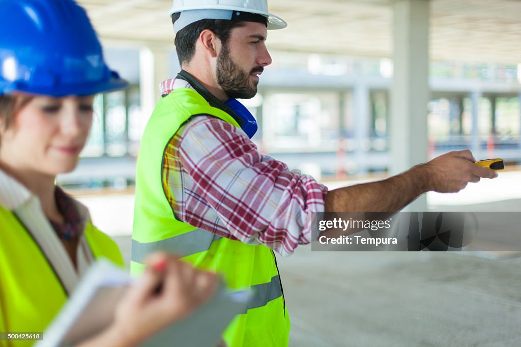 Mit einem lasere entfernten großen auf einer Baustelle.