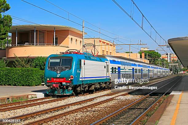 trenitalia vivalto a due piani nella stazione di treno regional express - vivalto foto e immagini stock