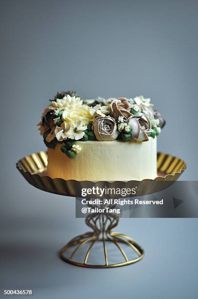 birthday cake decorated with buttercream piped flowers - cakestand stock-fotos und bilder