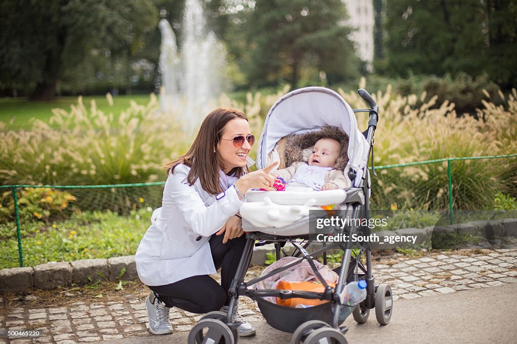 Femme montrant quelque chose à son bébé