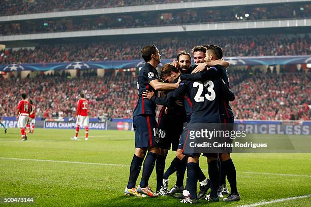 Atletico Madrid's midfielder Saul celebrates scoring Atletico de Madrid first goal with his team mates during the match between SL Benfica and Club...