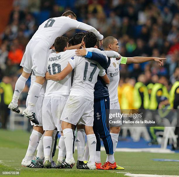 The players of Real Madrid celebrate after scoring during the UEFA Champions League Group A match between Real Madrid and Malmo FF at Estadio...