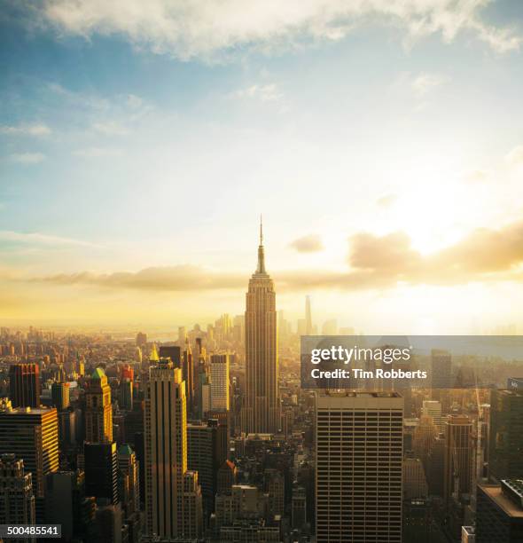 the empire state building at sunset. - midtown manhattan stockfoto's en -beelden