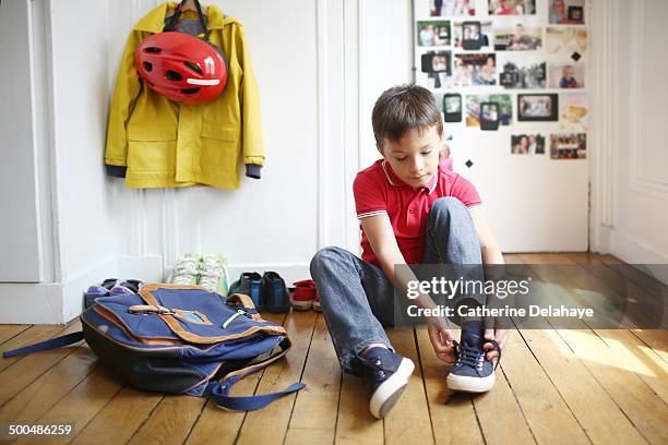 a 7 years old boy is ready to go to school - school boy with bag stockfoto's en -beelden