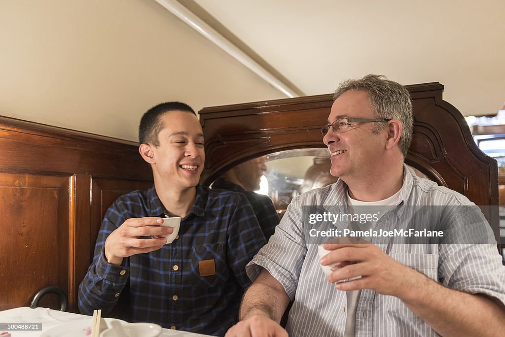 Vater und Sohn Spaß und trinken Tee