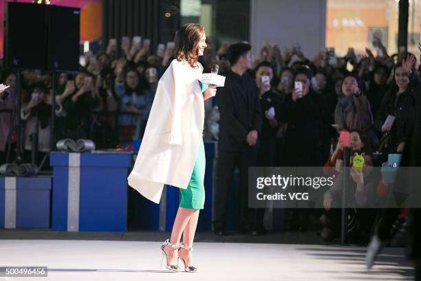 Australian model Miranda Kerr attends Swarovski Christmas Tree lighting ceremony on December 8, 2015 in Chengdu, Sichuan Province of China.