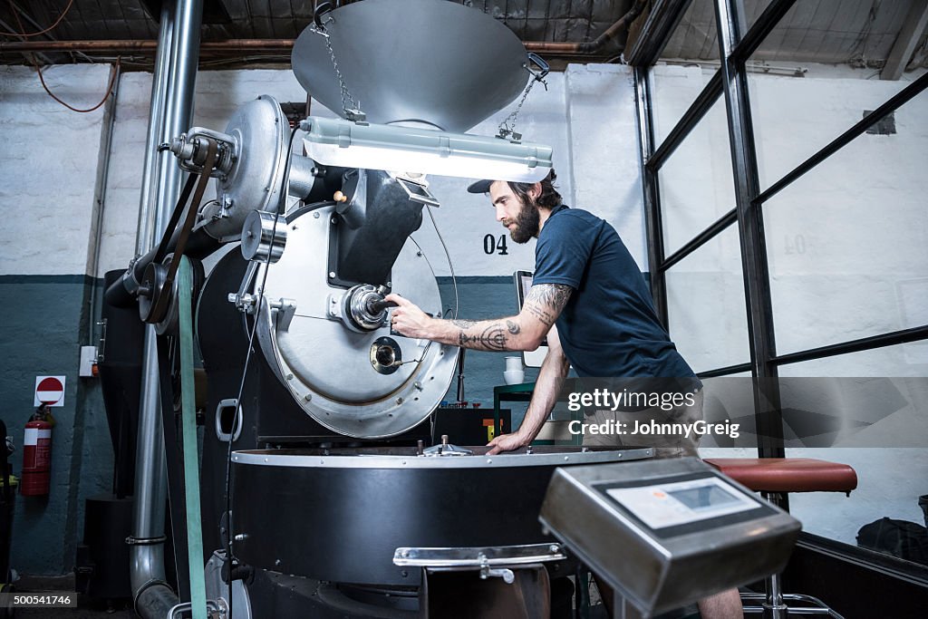 Mann mit Maschinen in Kaffee gebratene warehouse