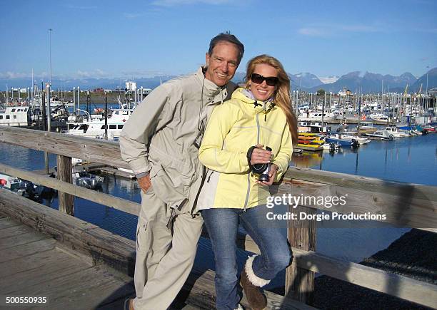 couple posing for a picture while exploring homer - homer alaska stockfoto's en -beelden