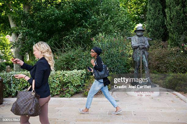 estatua de paul cézanne y los teléfonos inteligentes - aix en provence fotografías e imágenes de stock