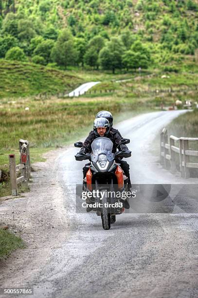 motorrad- auf welsh hillside pass road - dirt road motorbike stock-fotos und bilder