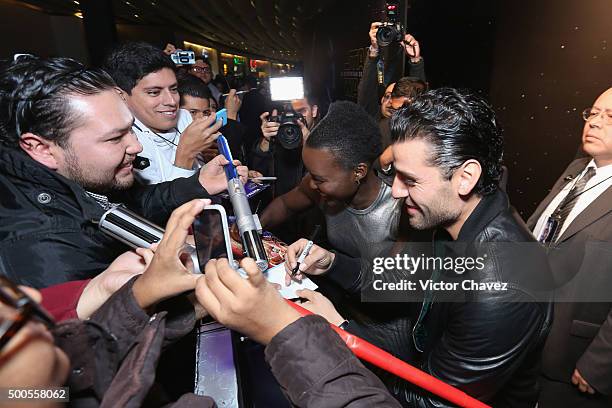 Actress Lupita Nyong'o and actor Oscar Isaac sign autographs during the "Star Wars: The Force Awakens" Mexico City premiere fan event at Cinemex...