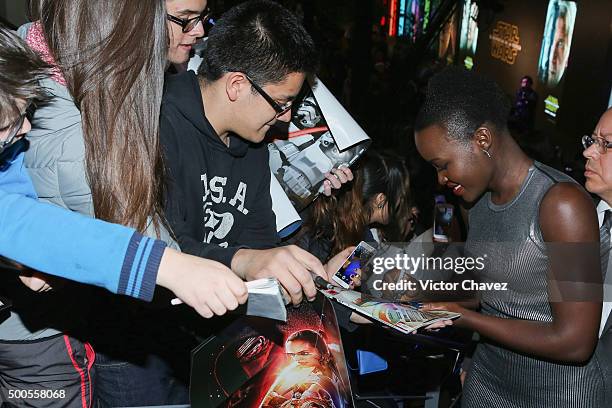 Actress Lupita Nyong'o signs autographs and takes selfies with fans during the "Star Wars: The Force Awakens" Mexico City premiere fan event at...