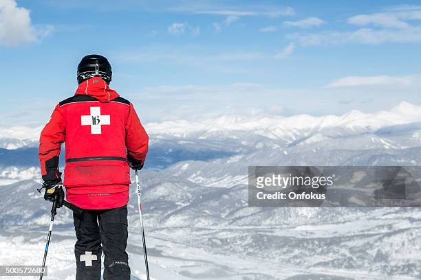 ski-patrouille in breckenridge ski resort landschaft, colorado - ski patrol stock-fotos und bilder