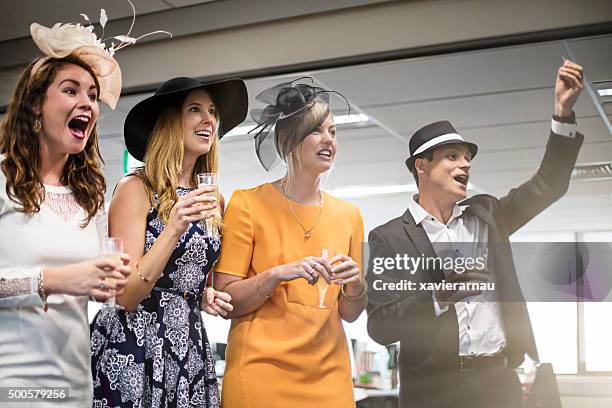 vor dem melbourne cup rennen im office - kopfschmuck accessoires stock-fotos und bilder