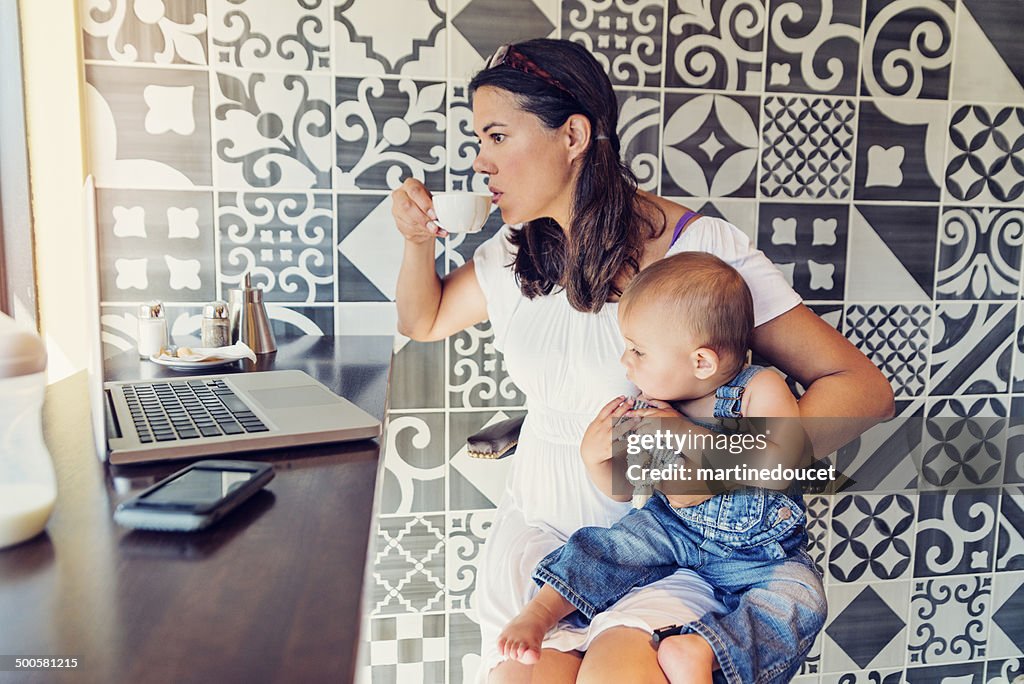 Urban Mutter Arbeit und Familie in einer öffentlichen Café.