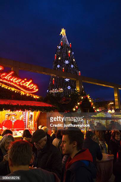 menschen essen an weihnachten markt dortmund - dortmund stad stock-fotos und bilder
