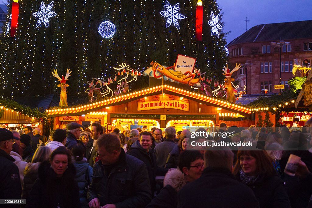 Personnes et cabine pour des saucisses au marché de Noël