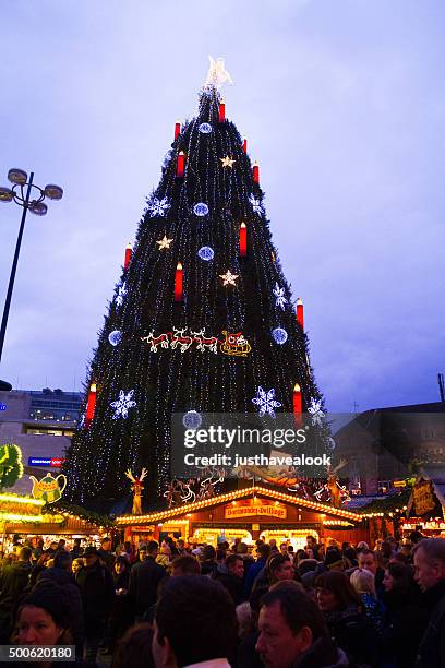 muchas personas frente de un gran árbol de navidad-en dortmund - dortmund ciudad fotografías e imágenes de stock