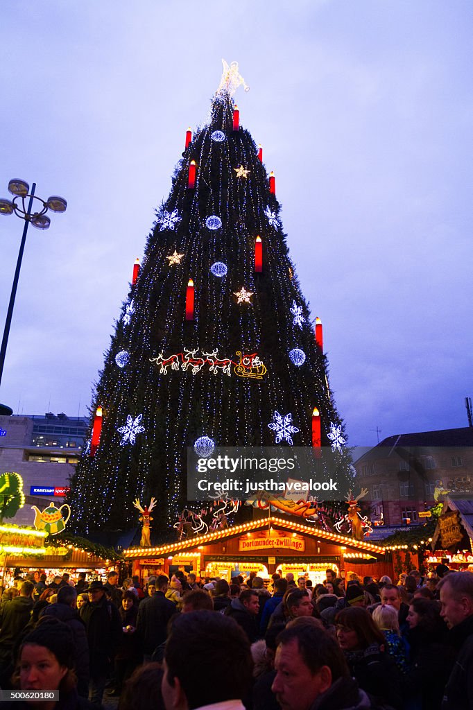 Molte persone davanti a un grande albero di Natale a Dortmund