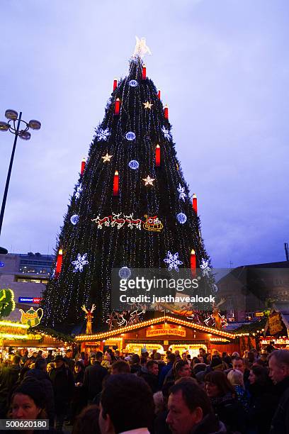 many people in front of huge xmas tree in dortmund - dortmund stad stock pictures, royalty-free photos & images