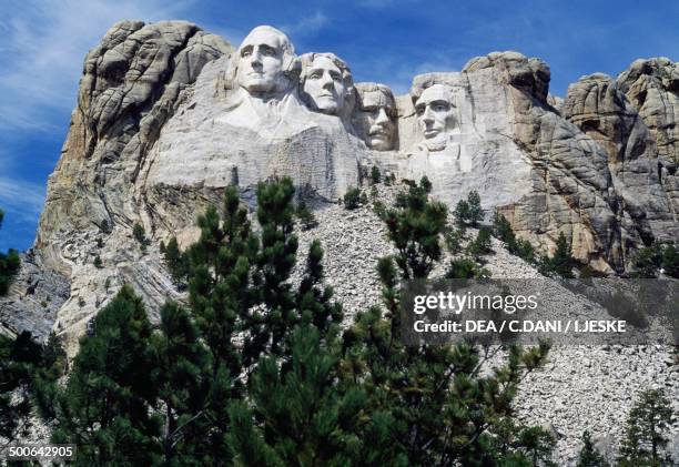 The carved sculptures depicting the faces of US Presidents George Washington and Thomas Jefferson , National monument, Mount Rushmore, South Dakota,...