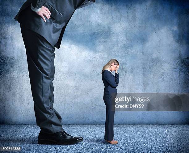 femme d'affaires felling le stress de discrimination sur le lieu de travail - asymétrique photos et images de collection