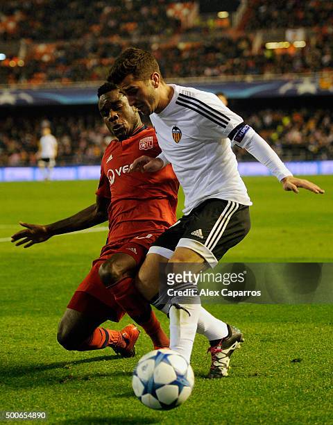 Jose Luis Gaya of Valencia holds of Claudio Beauvue of Lyon during the UEFA Champions League Group H match between Valencia CF and Olympique Lyonnais...