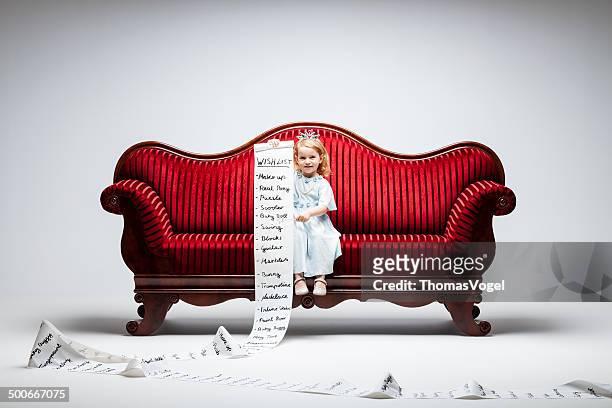 material girl -princess wish list humor child sofa consumerism - lang fysieke beschrijving stockfoto's en -beelden