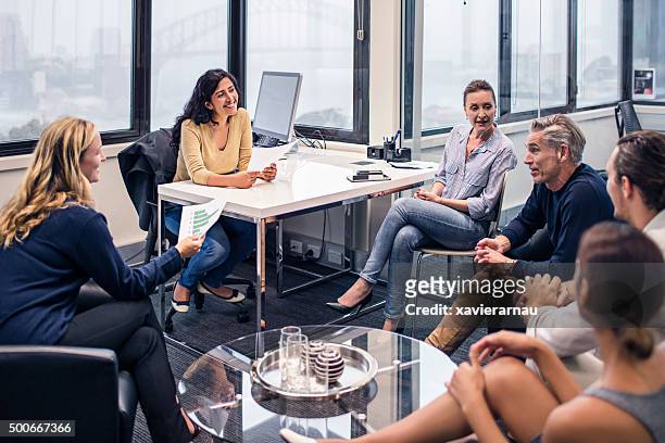uomini d'affari su una riunione in ufficio - culture foto e immagini stock
