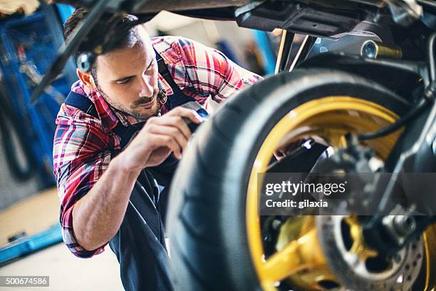 bike repair. - bike mechanic stockfoto's en -beelden