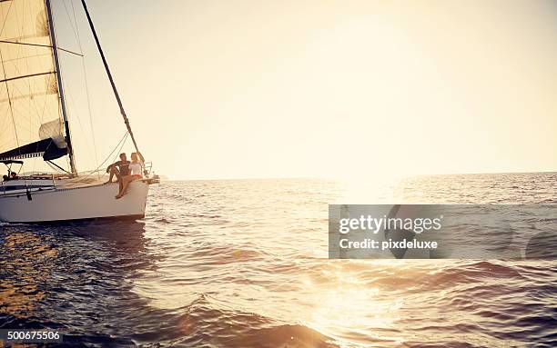 é flutuante o barco - rich sailing imagens e fotografias de stock