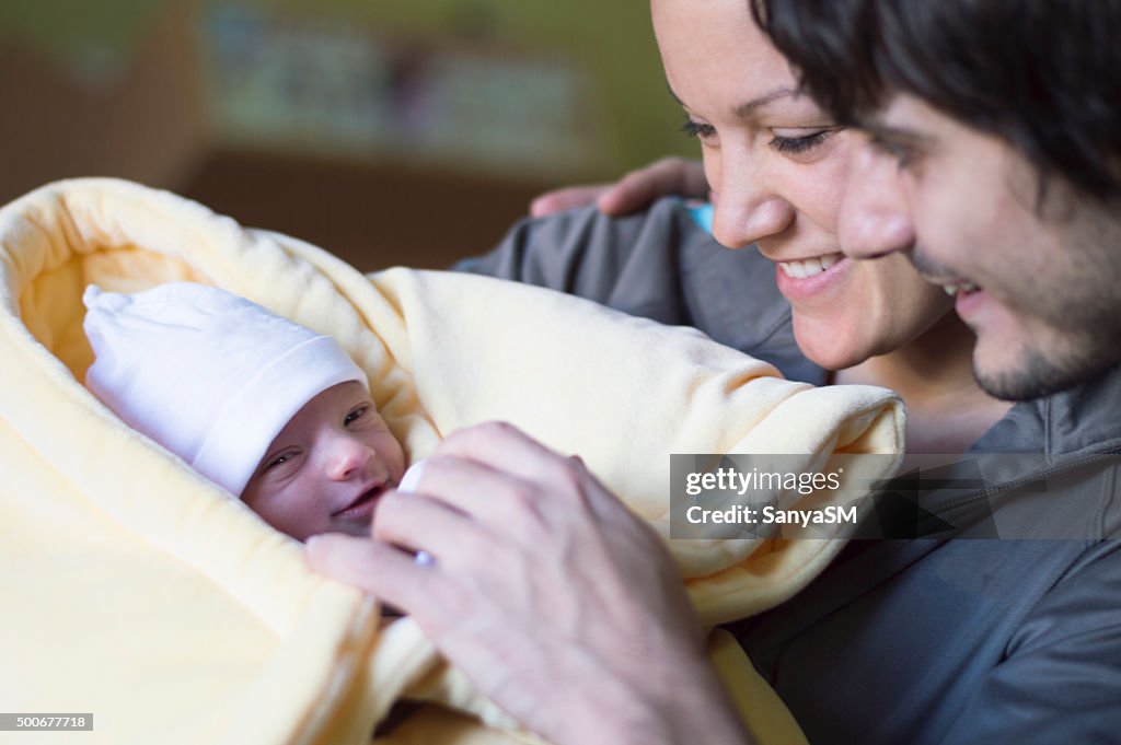 Heureux parents avec bébé nouveau-né