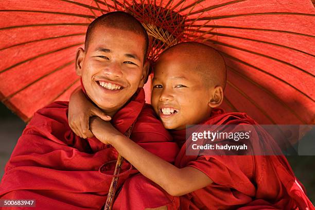 novice buddhist monks, myanmar - myanmar culture stockfoto's en -beelden
