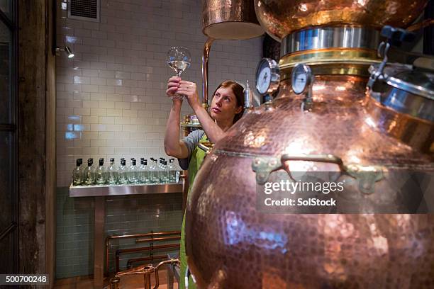 brennerei-kessel - spirituosen stock-fotos und bilder