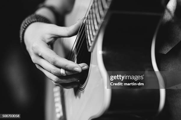 nahaufnahme der mädchen spielt gitarre - akustikgitarre stock-fotos und bilder