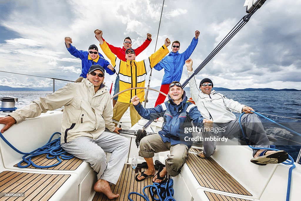 Glücklich Segeln crew auf Segelboot