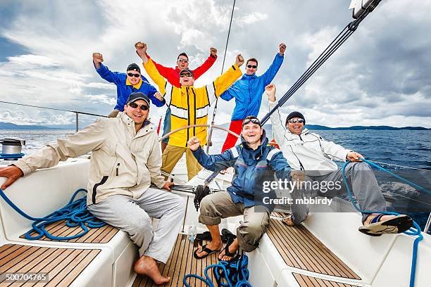 glücklich segeln crew auf segelboot - crew stock-fotos und bilder