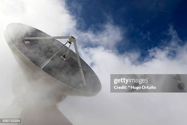 the large millimeter telescope (lmt), the world's largest radio telescope - agujero imagens e fotografias de stock