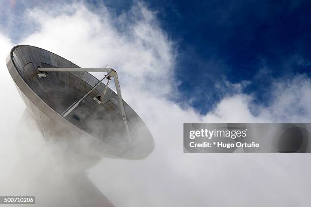 the large millimeter telescope (lmt), the world's largest radio telescope - agujero imagens e fotografias de stock