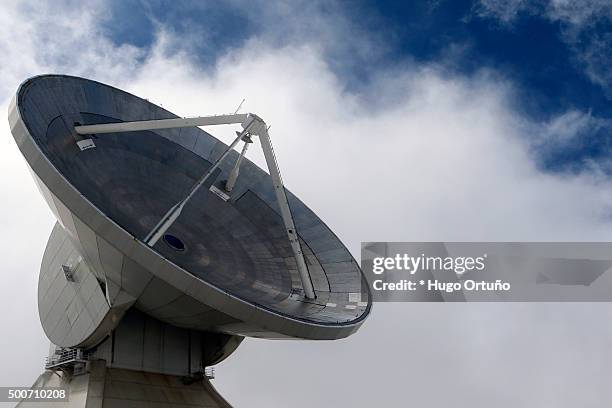 the large millimeter telescope (lmt), the world's largest radio telescope - agujero stockfoto's en -beelden