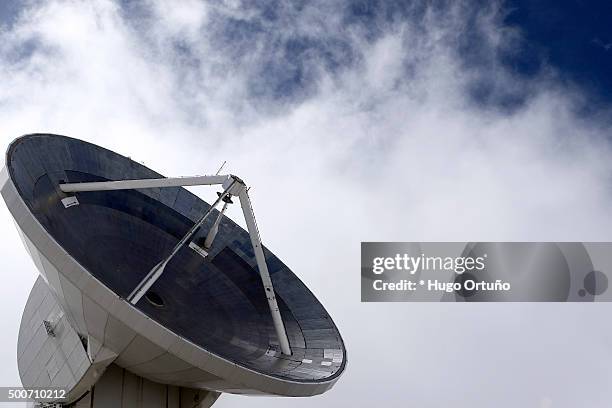 the large millimeter telescope (lmt), the world's largest radio telescope - agujero imagens e fotografias de stock