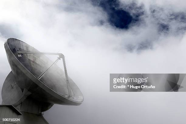 the large millimeter telescope (lmt), the world's largest radio telescope - agujero stockfoto's en -beelden