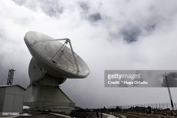 the large millimeter telescope (lmt), the world's largest radio telescope - agujero stockfoto's en -beelden