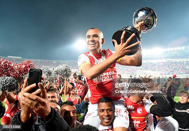 Sergio Otalvaro of Independiente Santa Fe lifts the trophy after winning a second leg final match between Independiente Santa Fe and Huracan as part...