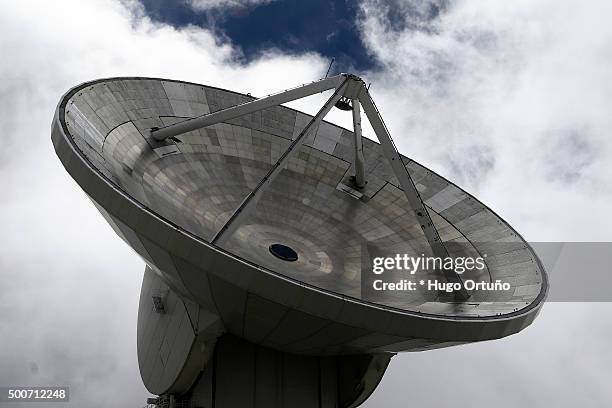 the large millimeter telescope (lmt), the world's largest radio telescope - agujero imagens e fotografias de stock